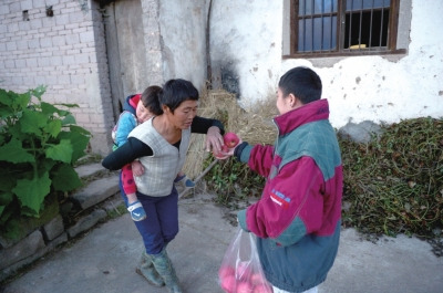 看到他遞來(lái)蘋(píng)果，村人尷尬地笑笑，婉拒了。