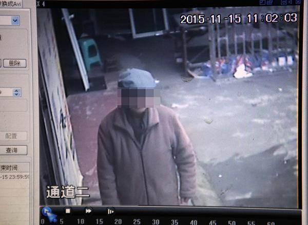 2015年11月17日，鄰居家的監(jiān)控在事發(fā)當天拍到老人生前遺像。澎湃新聞記者 雍凱 圖