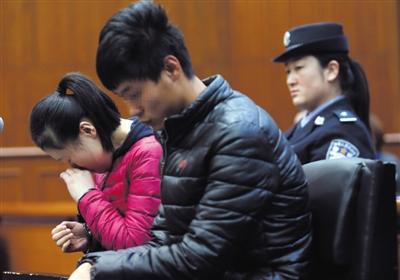 昨日，因殺死自己的親生兒子，被告人王某受審，其男友喬某則因涉嫌幫助毀滅證據(jù)罪受審。