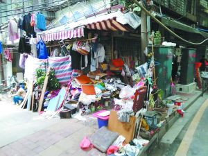 工作人員清理前，阿姨家周圍垃圾如山。