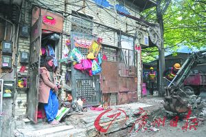 阿姨看著大家清理她堆積的垃圾。廣州日報記者李波 攝