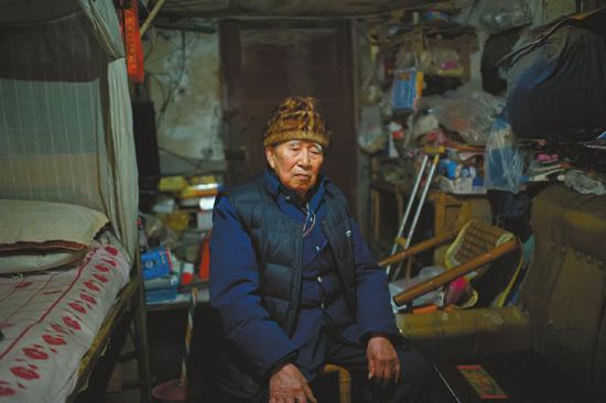 1月14日，成都五塊石車站附近，廖弟友在家接受記者采訪。