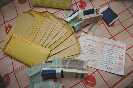 廖弟友捐款后保存的部分收據(jù)。