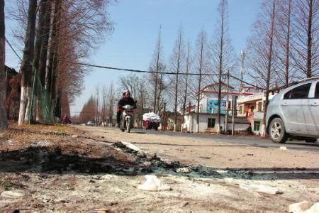 現(xiàn)場有條帶血的輪胎印記。