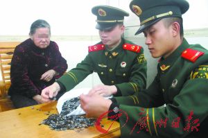 手機內存卡因體積小、價值高，成為水客走私的“新寵”。圖為邊防官兵正在清點走私物品。