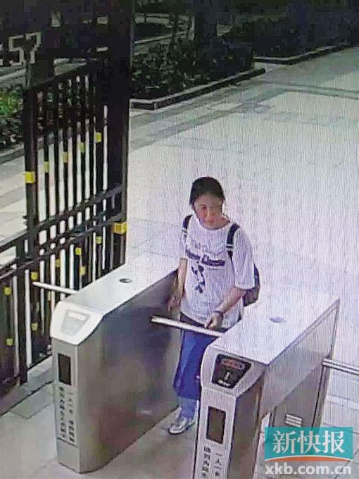 小區(qū)監(jiān)控拍到,保姆“李晴”于14日下午1時55分背著官女士的背包離開。均為當(dāng)事人供圖