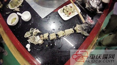 拼出魚骨，推斷魚沒有3斤8兩。 本報記者 平索茜 攝