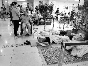 協(xié)和醫(yī)院門外商販出租的床，12小時500元。