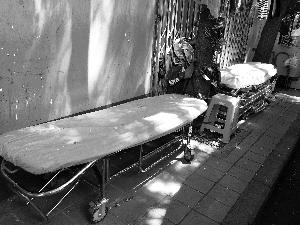 天壇醫(yī)院外商販出租的床，一天350元。汪慧賢/攝