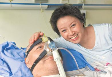 一年多來，楊曉華陪伴著臥病在床的男友，一日三餐悉心照料，毫無怨言。