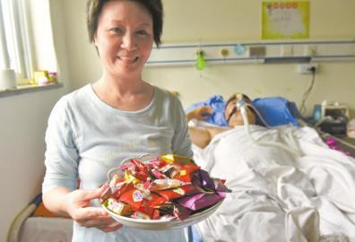 下周三兩人有望拿到結(jié)婚證，21日，喜氣洋洋的楊曉華已經(jīng)準(zhǔn)備好了喜糖。