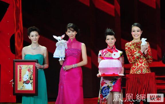 一直覺得長得奇怪的景甜，跟劉天仙的合影，竟然還不錯(cuò)。