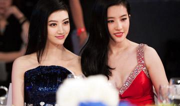 除了白，在合影中還有另外一個(gè)制勝法寶，就是——高。