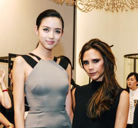 你說那是因?yàn)樨惿┨冢磕俏覀儞Q個(gè)人看看？