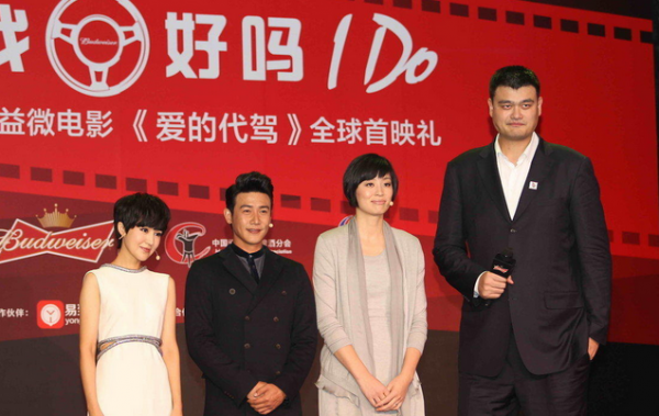 易建聯(lián)與姚明的合影本來好好的，丁俊暉一出現(xiàn)，立馬變“深V”，心疼小暉一秒