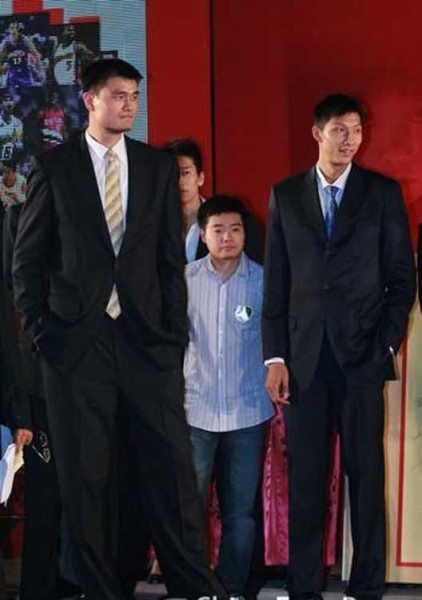 鄧超夫婦以及于嘉、林書豪，放在人群里都是不錯(cuò)的身高，顯然，他們選錯(cuò)了參照物。