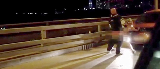 當過往司機發(fā)現(xiàn)這對夫婦在立交橋上的奧迪汽車引擎蓋上“嘿咻”時，許多人靠邊停車觀看。（視頻截圖）