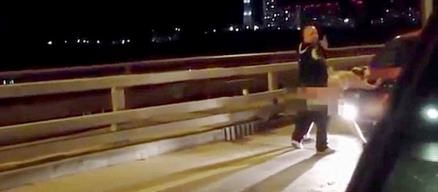 許多人拍攝到這對夫婦在引擎罩上“表達愛意”的方式，而男子甚至轉(zhuǎn)過頭來看鏡頭。（視頻截圖）