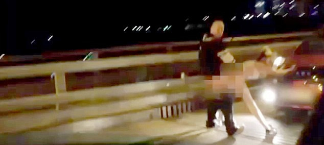 盡管許多人圍觀，但這對夫婦似乎對于露天表演毫不在意。（視頻截圖）