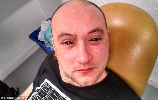 一支來自加州的研究團(tuán)隊(duì)研發(fā)了一種能使人類擁有夜視能力的藥水。該溶液由二氫卟吩e6與胰島素和生理鹽水混合而成。在往實(shí)驗(yàn)對(duì)象加西亞?里西納眼中滴入少量溶液之后，他的眼睛先是呈現(xiàn)全黑色，但在藥水被吸收之后即恢復(fù)正常。