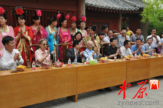 余光中、汪國真做客杜甫故里 共話詩圣家國情懷