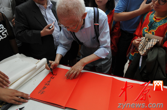 余光中、汪國真做客杜甫故里 共話詩圣家國情懷