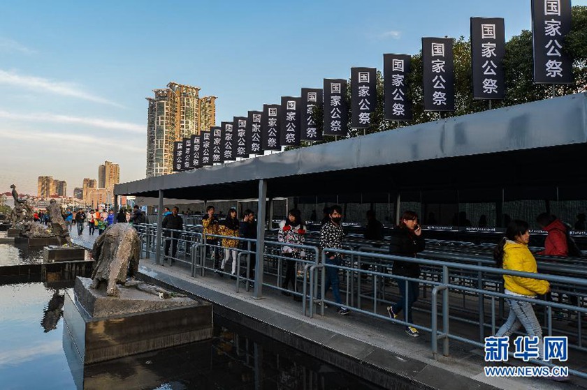 12月14日,觀眾排隊(duì)進(jìn)入侵華日軍南京大屠殺遇難同胞紀(jì)念館參觀。新華社記者 沈鵬 攝