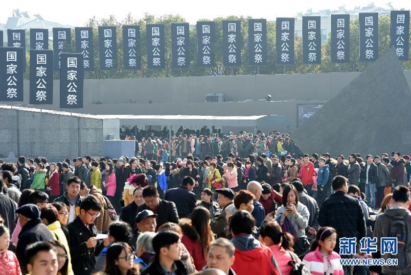 12月14日,參觀者在南京大屠殺遇難同胞紀(jì)念館參觀?！　⌒氯A社記者孫參攝