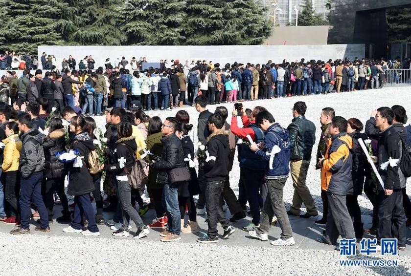  12月14日,參觀者在排隊(duì)進(jìn)入紀(jì)念館展館參觀。新華社記者孫參攝