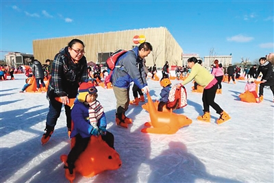 游客體驗五棵松冰世界體育樂園。