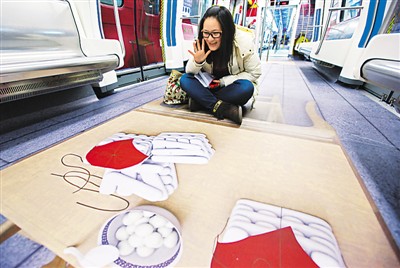 圖為試乘乘客流連忘返。