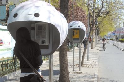 北京30多處電話(huà)亭被涂成"大白" 聯(lián)通稱(chēng)將刷回原色