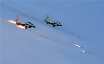 戰(zhàn)機(jī)對(duì)地攻擊。劉應(yīng)華攝