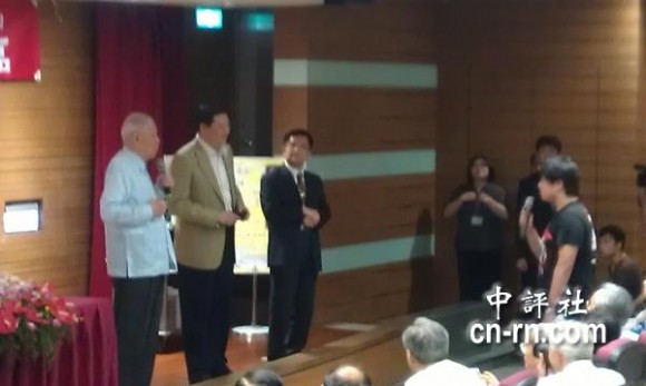 　大陸交換學生針對演講內(nèi)容，頻頻問李登輝，雙方一來一往。(中評社黃文杰攝)