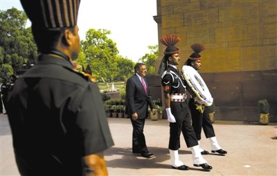 　　6日，帕內(nèi)塔在新德里。他在印度訪問時稱，美國愿意為印度提供最先進(jìn)的武器