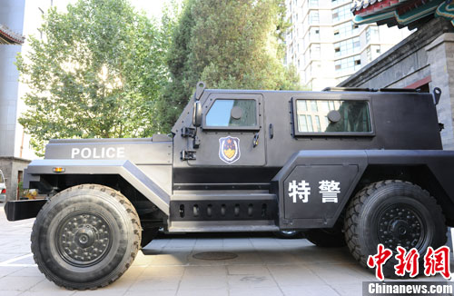 　　國(guó)產(chǎn)輕型聯(lián)合越野戰(zhàn)車側(cè)面照。張龍?jiān)茢z