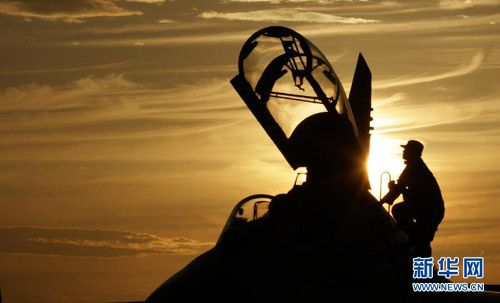 中國空軍在西北戈壁展開多機(jī)種聯(lián)合夜間對(duì)抗