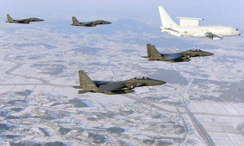 資料圖：韓國F-15K機群護(hù)衛(wèi)“和平之眼”預(yù)警機巡視領(lǐng)空