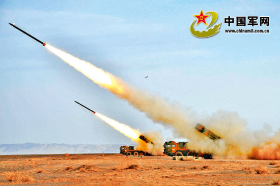 某新型火箭炮實(shí)施精確打擊。劉文峰攝