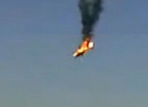 照片顯示直升機在空中被火箭擊中著火，然后墜落地面