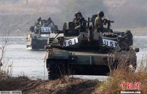 　資料圖：2011年11月2日，韓國軍隊(duì)在首爾東南100公里的驪州進(jìn)行軍事演習(xí)。