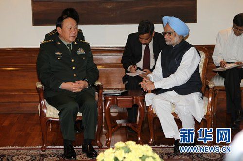 9月4日，在印度首都新德里的總理府，印度總理曼莫漢·辛格（右）會見中國國務(wù)委員兼國防部長梁光烈。
