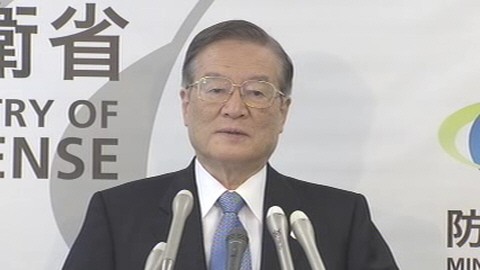 日本防衛(wèi)省森本敏16日上午出席記者會。