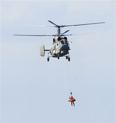 演習(xí)中，搜救直升機(jī)營(yíng)救“落水人員”