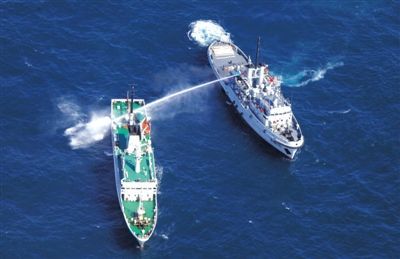 昨日，東海某海域，東海艦隊(duì)拖船使用高壓水炮為地方執(zhí)法船滅火