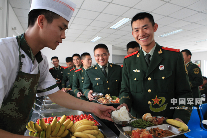 武警伙食費(fèi)漲三元：平時(shí)5菜1湯周末8菜大會(huì)餐