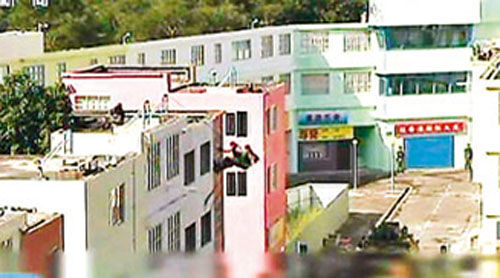 解放軍駐港部隊(duì)從屋頂游繩攻入建筑物。圖片來源：香港《文匯報(bào)》