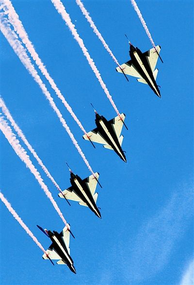 藍天為紙，6架紅藍涂裝的殲-10戰(zhàn)機縱情潑墨寫意