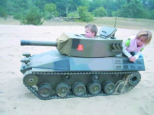 為了讓3歲兒子玩得拉風(fēng)，荷蘭父親9個(gè)月時(shí)間造了這輛坦克。