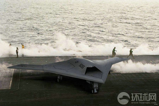 資料圖：X-47B無人機(jī)在林肯號(hào)航母上進(jìn)行系統(tǒng)連接測試。